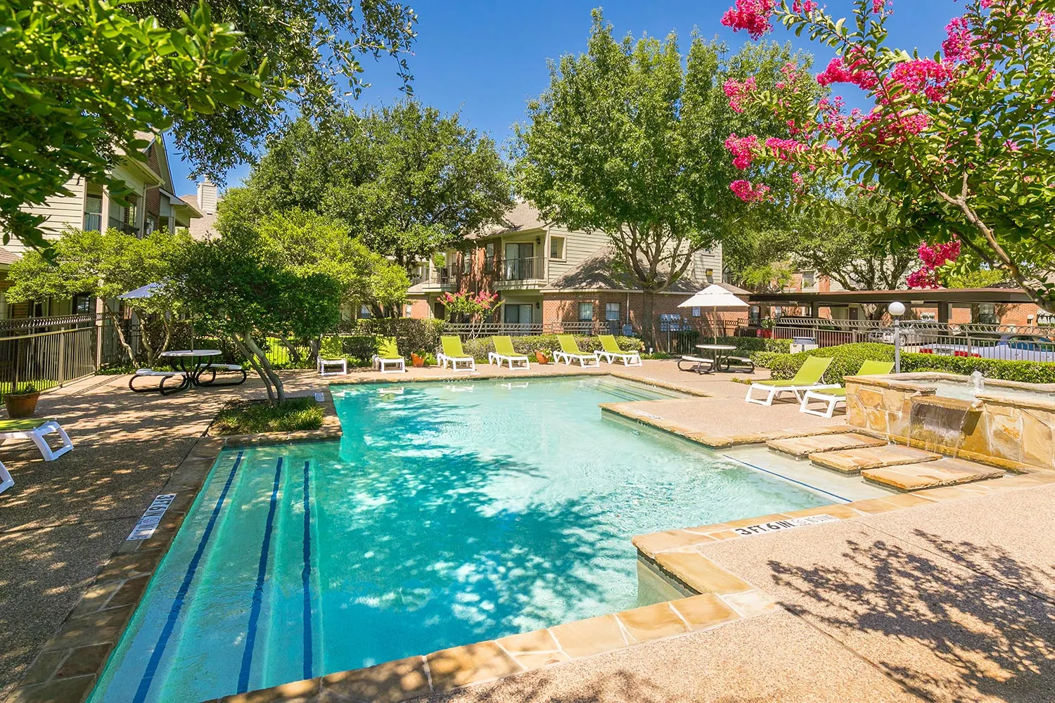 Forest Park Apartments Bedford - Swimming pool and amenities