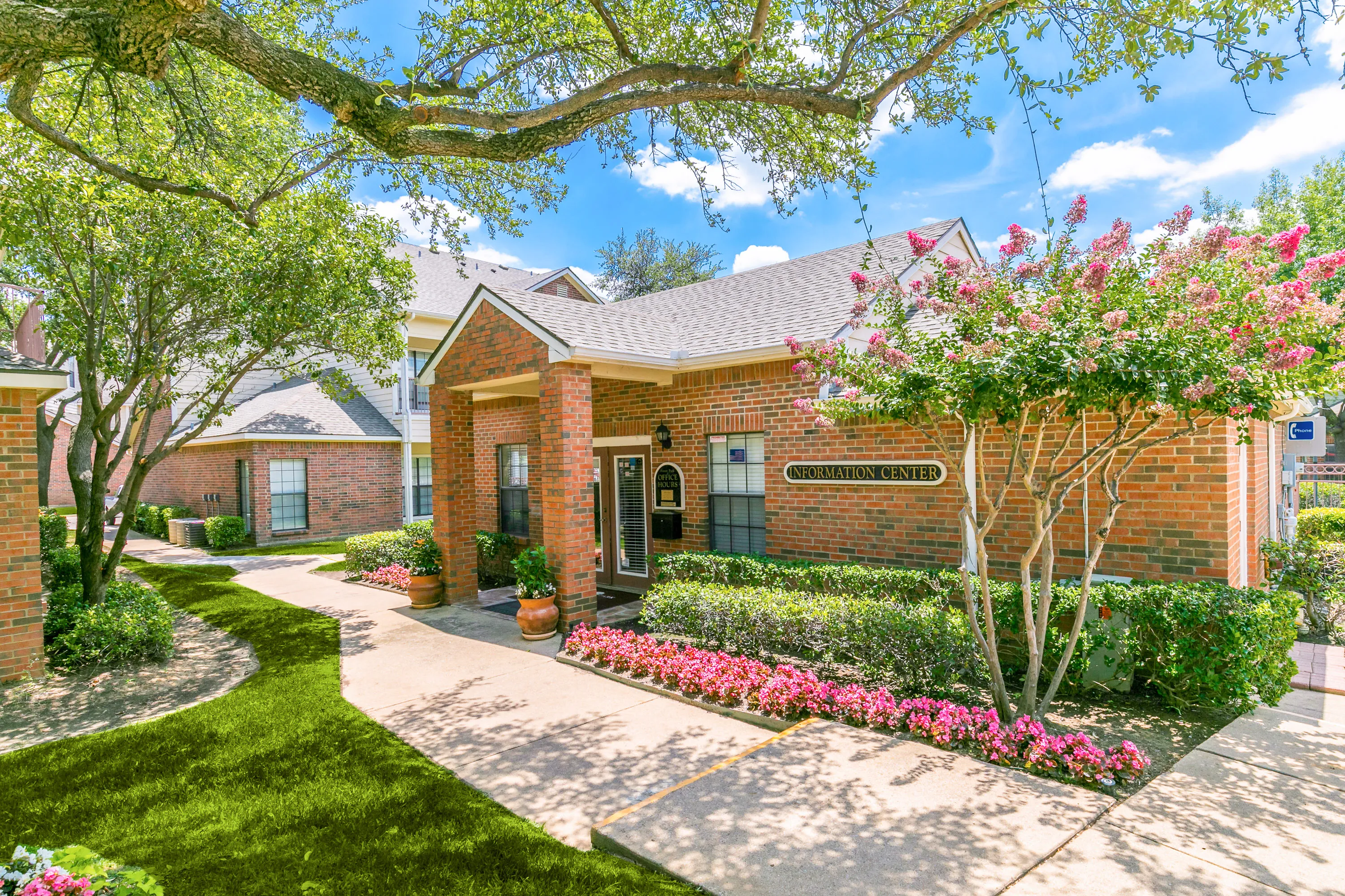 Forest Park Apartments Bedford - Community features